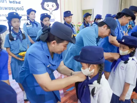 พิธีเข้าประจำหมู่ยุวกาชาดและรับเข็มเครื่องหมายยุวกาชาด